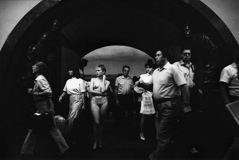 Обнажённая в метро &mdash; провокационная фотосессия Марка Штейнбока на станции Площадь Революции, 1991 год