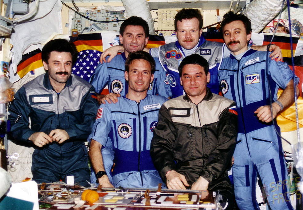 Экипаж станции Мир 1997 года &mdash; шесть космонавтов на борту