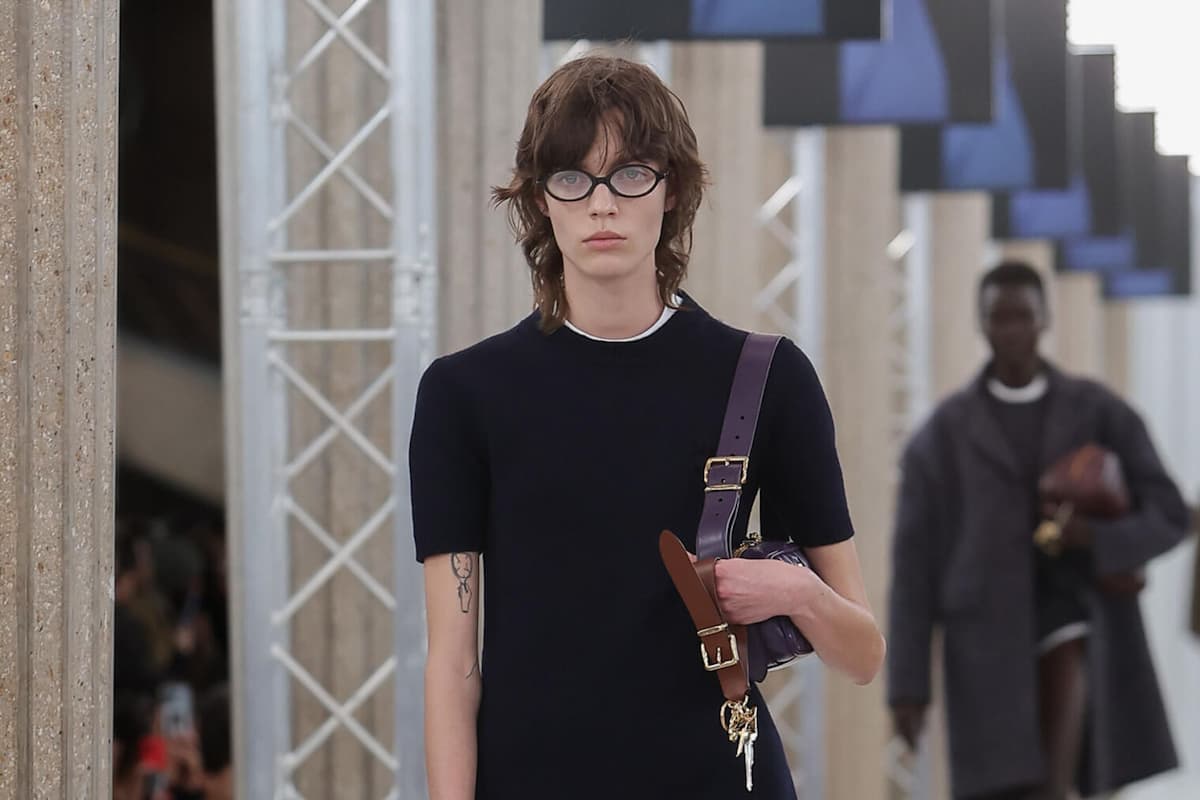 Модели на показе Miu Miu осень-зима 2023 в прямоугольных очках
