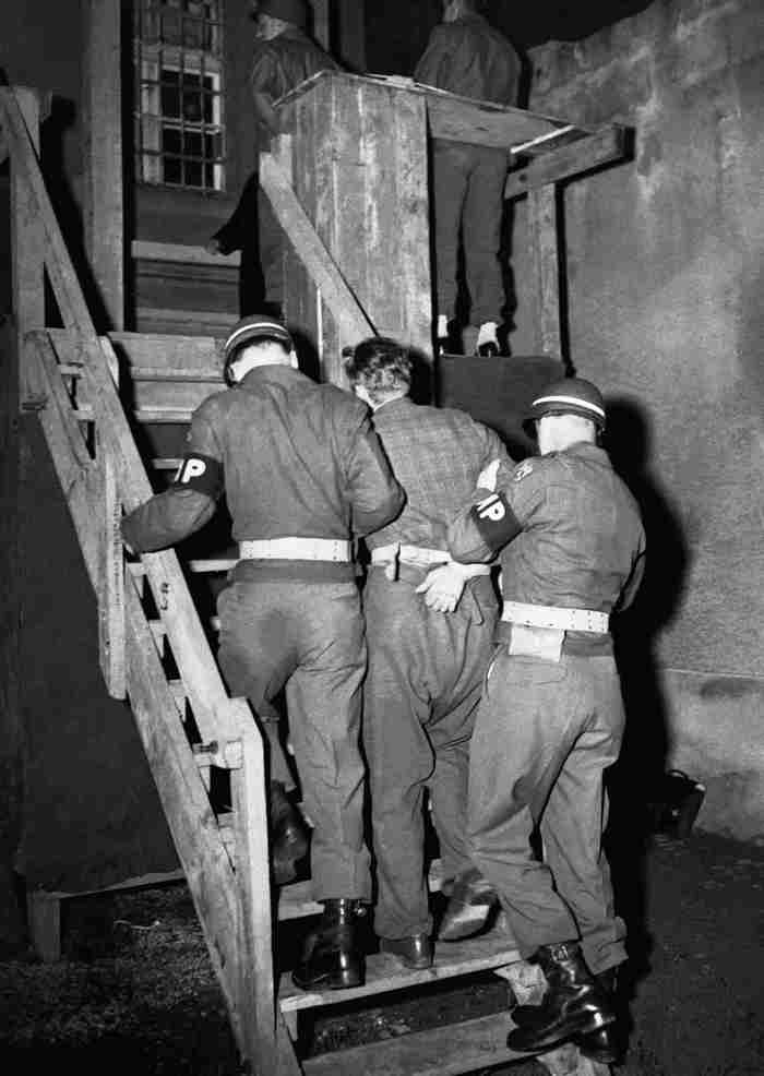 Осуждённый поднимается на эшафот в спортзале Нюрнберга, 1946