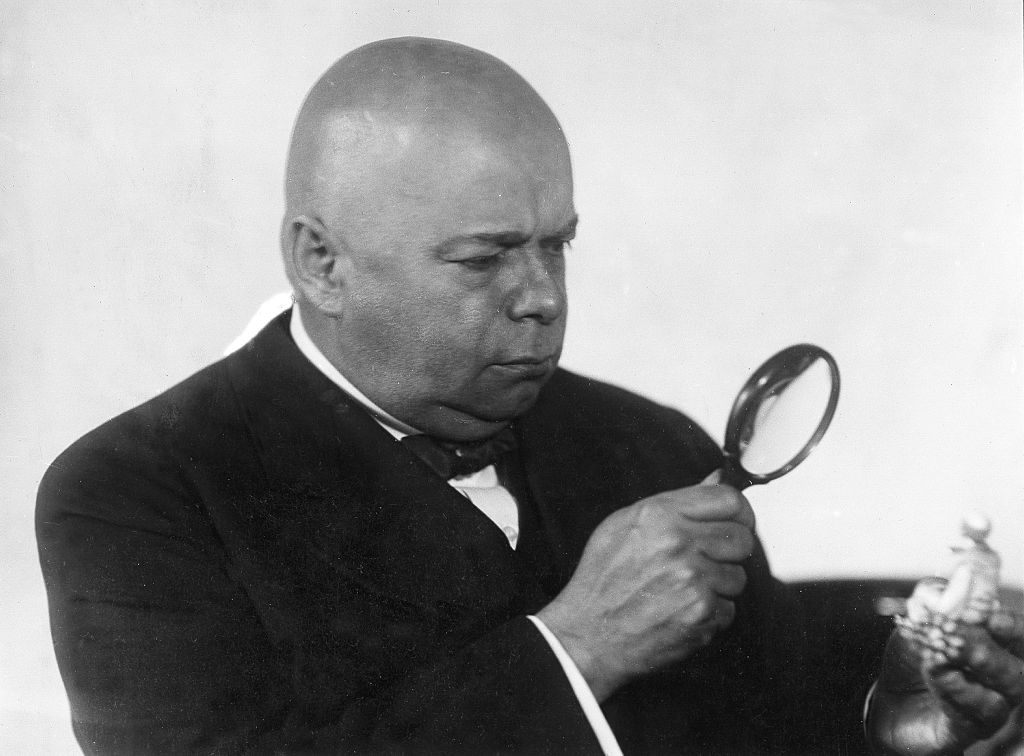 Людвиг Розелиус в преклонном возрасте, сидящий в кресле с задумчивым выражением лица.