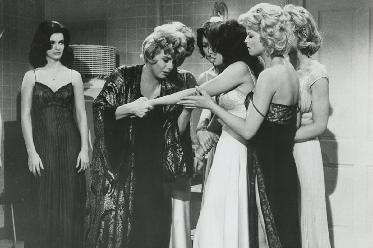 Кадр из фильма Жить в доме не значит жить дома 1964 Шелли Уинтерс