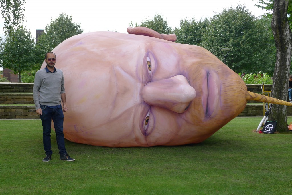 Надувная голова Техновикинга на берлинской вечеринке