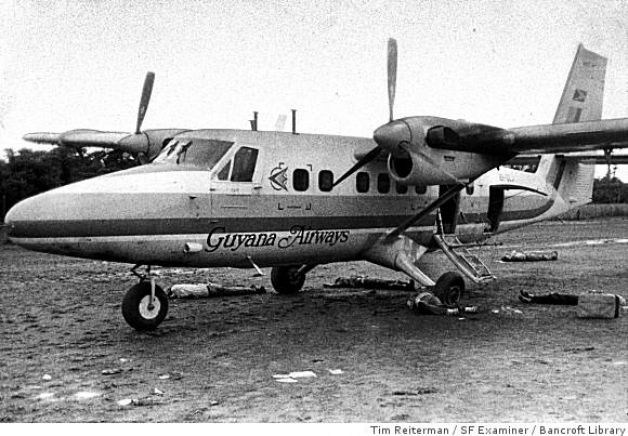 Самолёт и тела погибших на взлётной полосе Порт-Кайтума, 18 ноября 1978