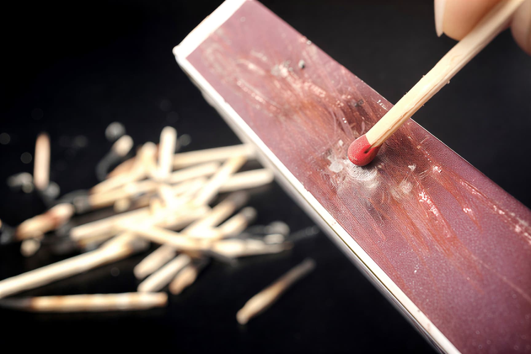 Тёрочная поверхность современного спичечного коробка крупным планом красный фосфор намазка