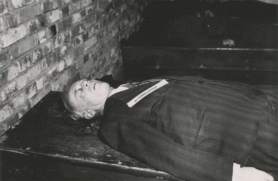 Тело Йоахима фон Риббентропа после казни в Нюрнберге, октябрь 1946