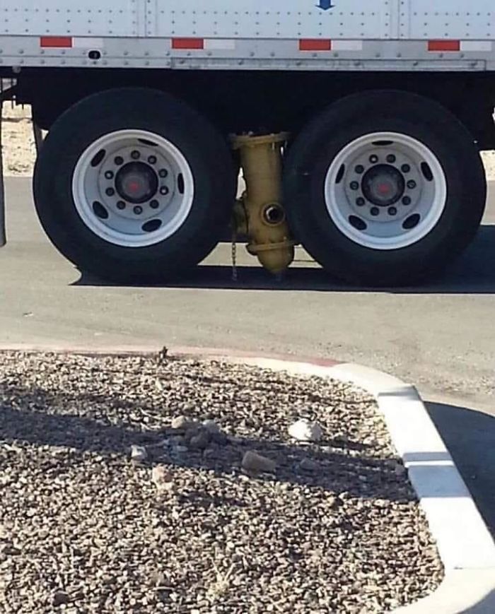 Грузовик придавил гидрант двойными задними колесами на парковке