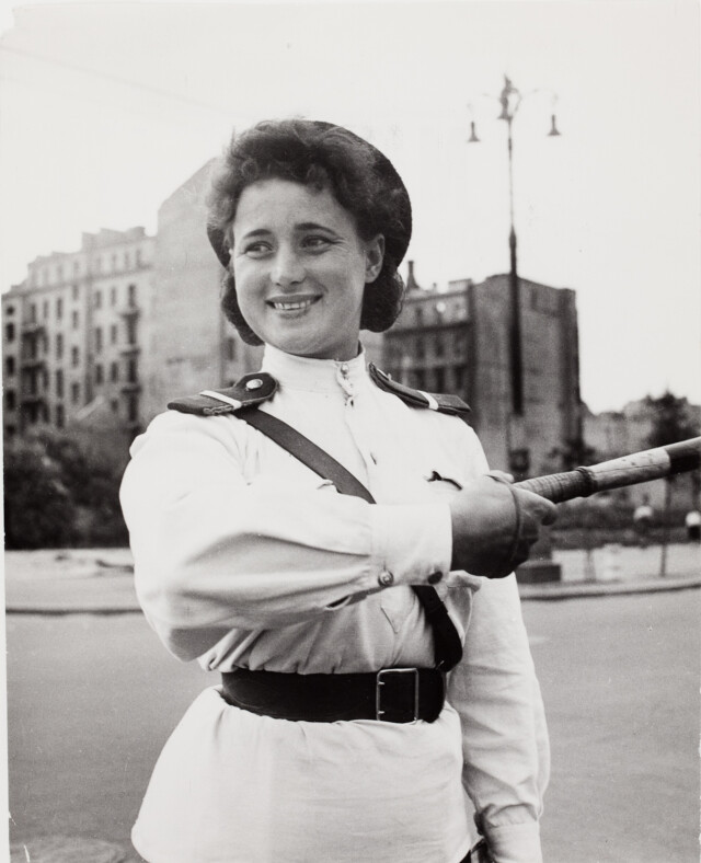 Киевская регулировщица 1947 &mdash; женщина-милиционер на улице Киева