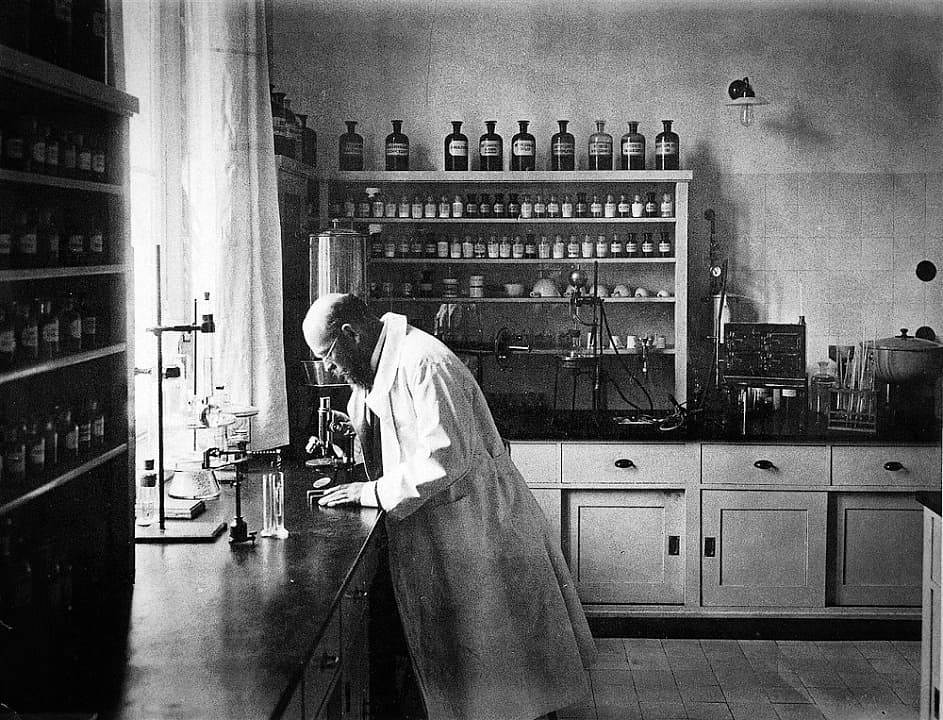 Роберт Кох в лаборатории &mdash; открытие антибактериальных свойств золота 1890 год