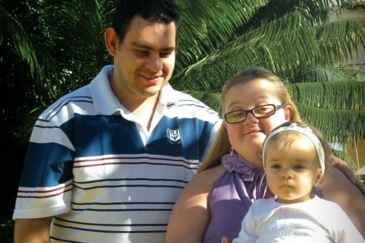 Родители с синдромом Дауна и их обычный ребенок