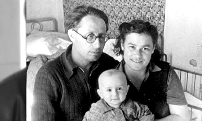 Ефим Шифрин с родителями на Колыме