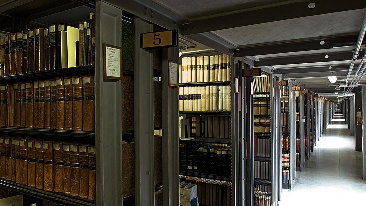 Стеллажи Апостольского архива Ватикана &mdash; 85 километров полок с историческими документами