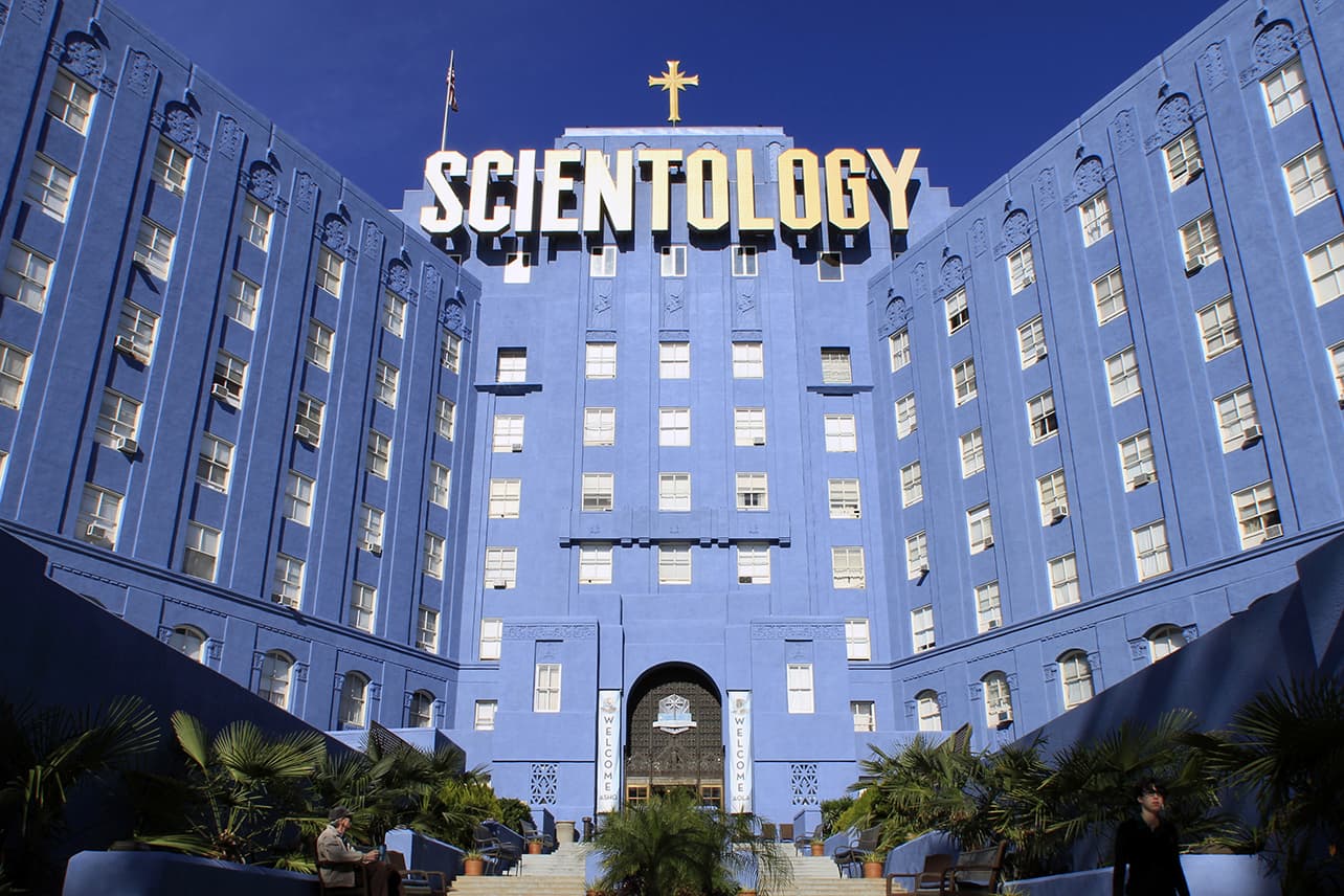 Здание первой Церкви саентологии в Лос-Анджелесе с колоннами и вывеской