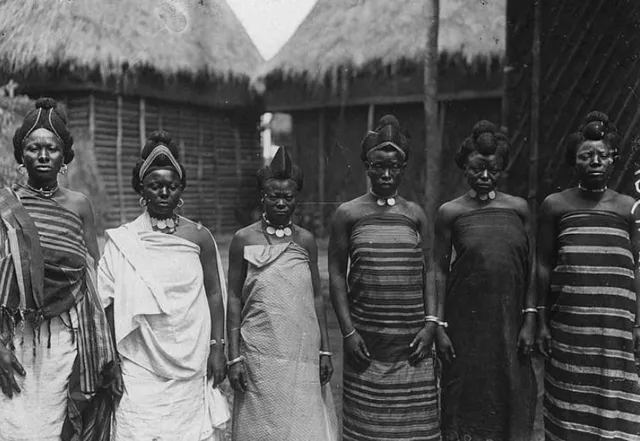 Иллюстрация значения причёсок корнроу в африканской культуре как социального кода и языка сообщества