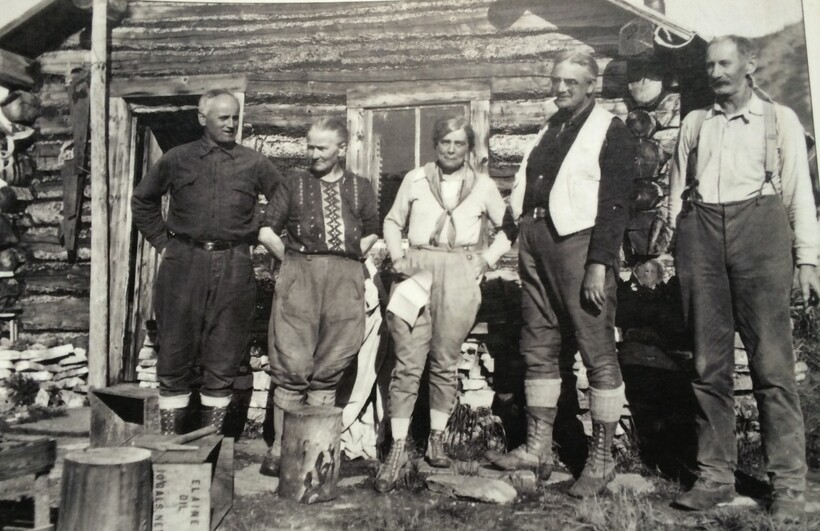 Фанни Квигли вторая слева, Кантишна, Аляска, групповое фото