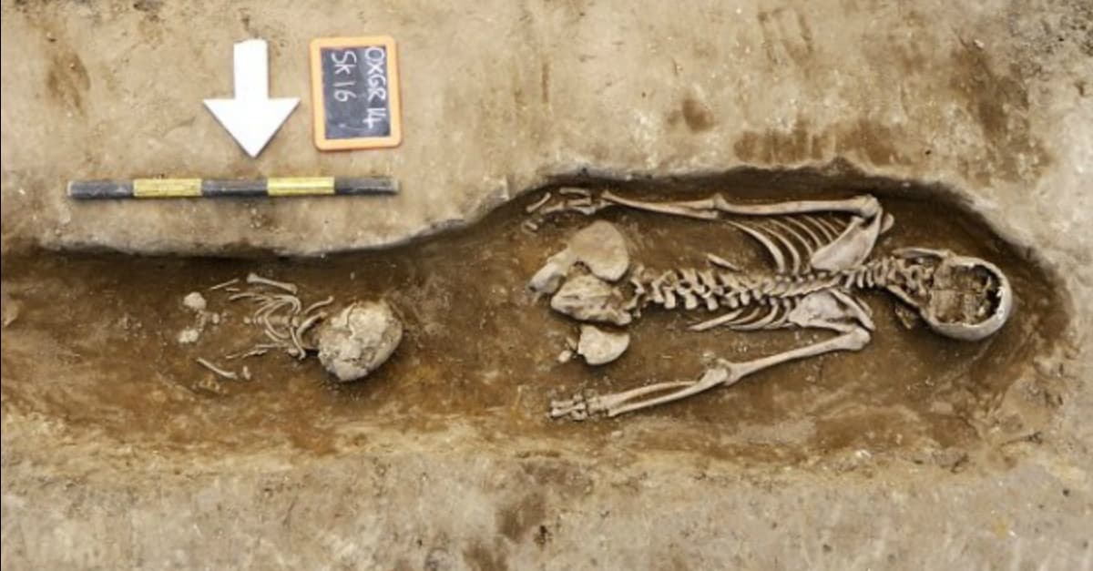 Женщина, похороненная лицом вниз, с новорождённым