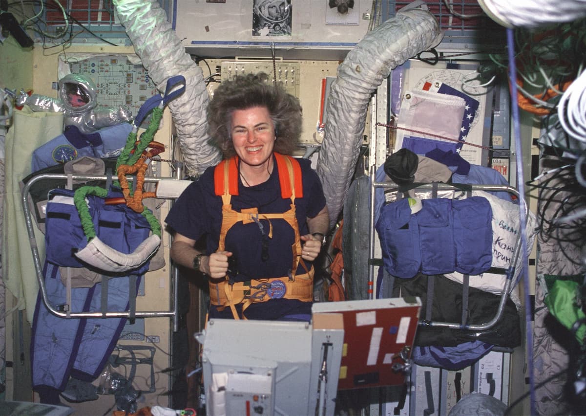 Астронавт Шеннон Люсид на борту станции Мир 1996 год