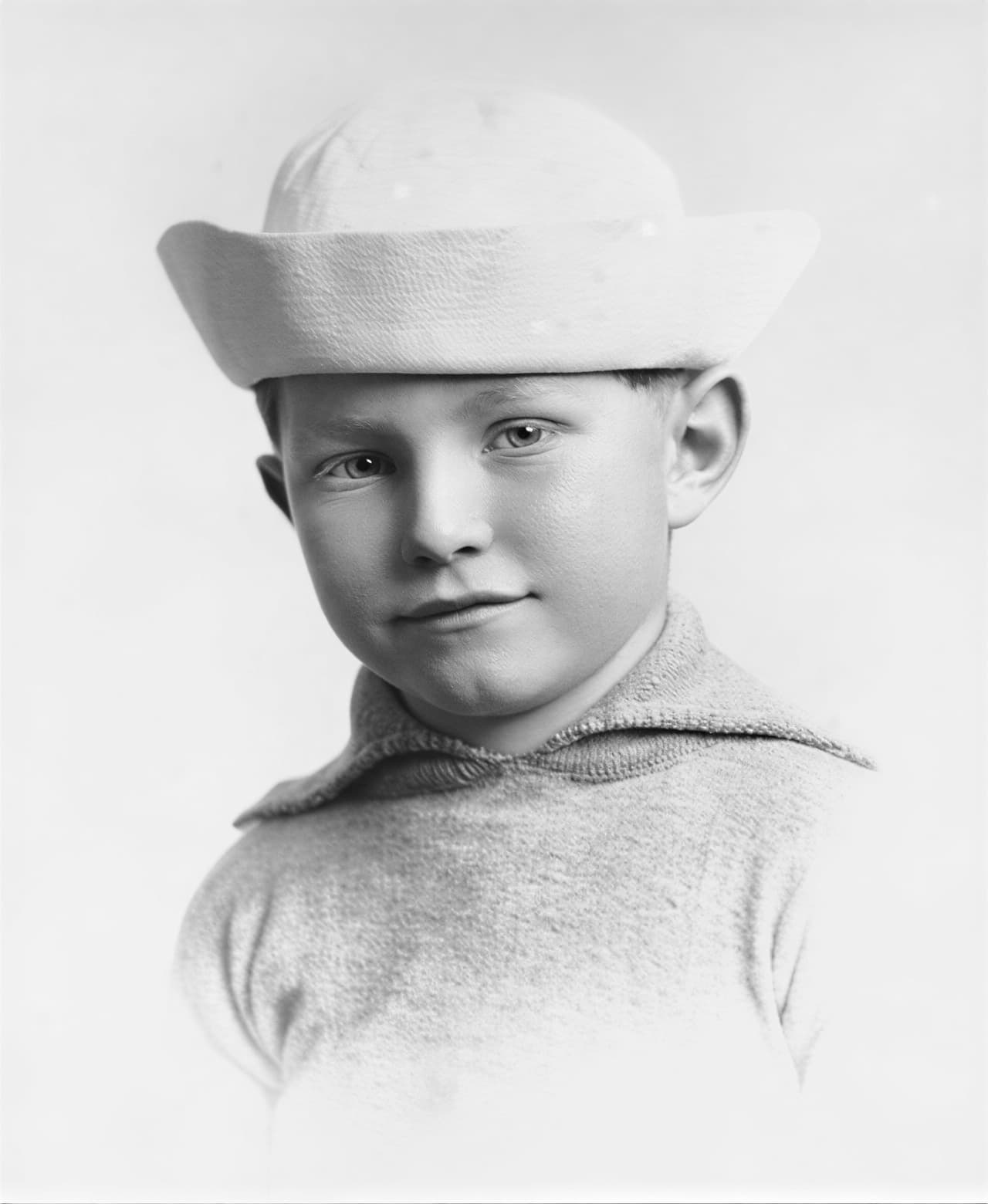 Рон Хаббард в детстве в форме бойскаута, начало 1920-х годов