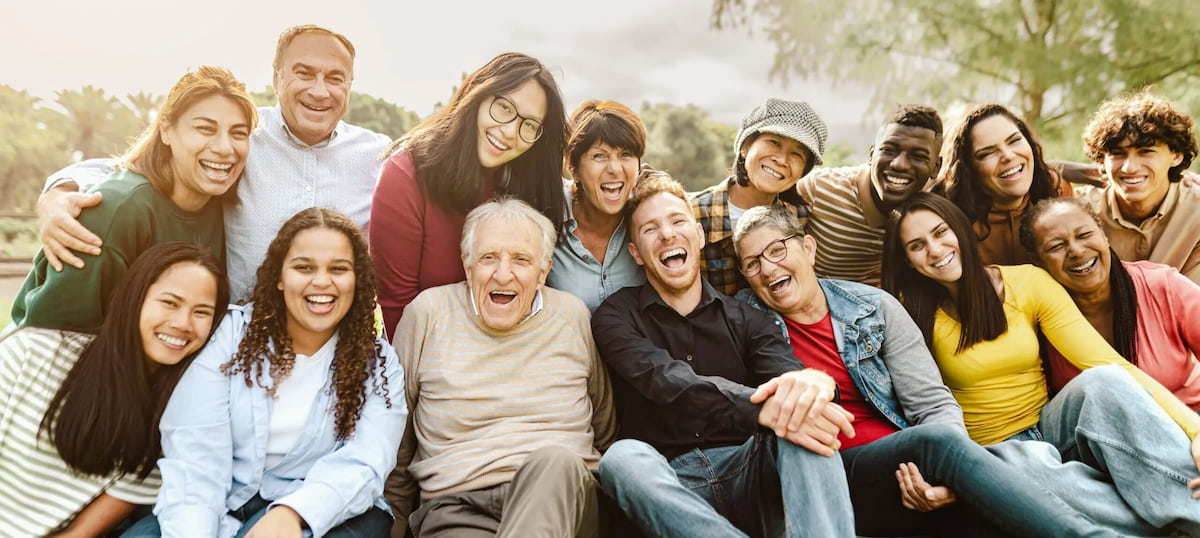 Люди улыбаются