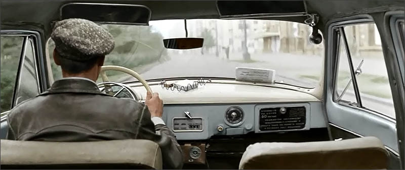 Кадр из фильма Три тополя на Плющихе, такси ГАЗ-21 Волга