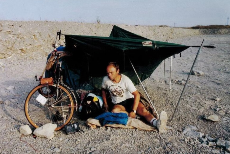 Хайнц Штуке едет по Казахстану на велосипеде во время кругосветного путешествия