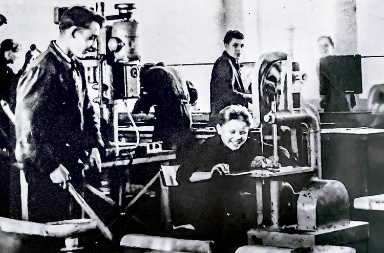 Молодой Хайнц Штуке на заводе в Хёвельхофе до начала своего кругосветного путешествия