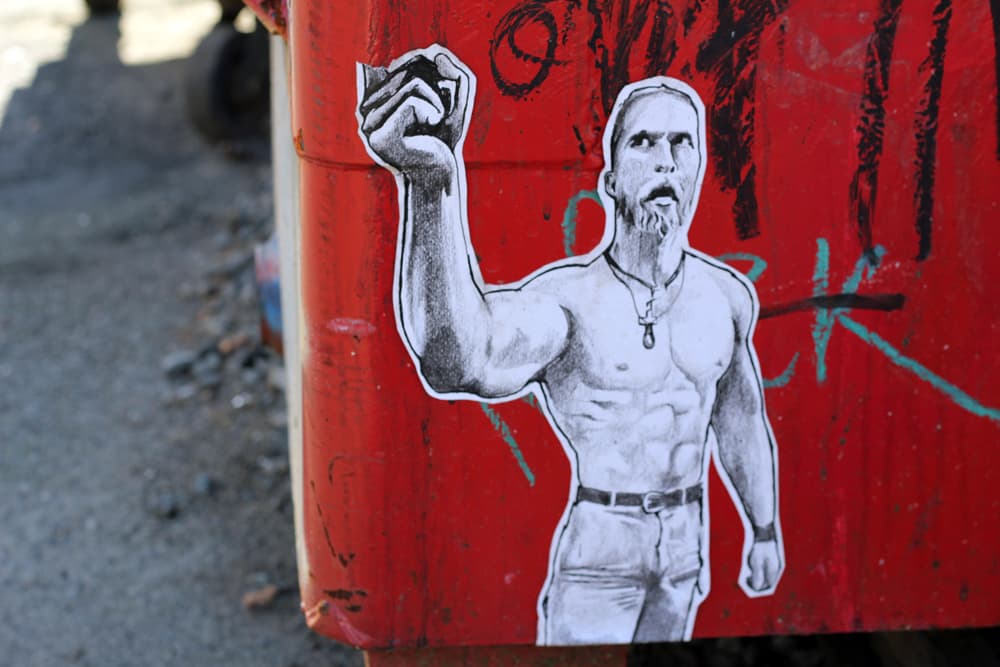 Наклейка с Техновикингом на уличном столбе в Ванкувере