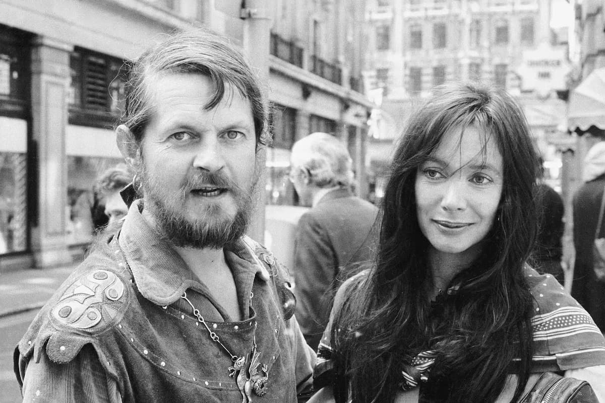 Чета Батских: эксцентричный Александр Тинн в кафтане и его супруга Анна Гаэль на территории поместья Лонглит