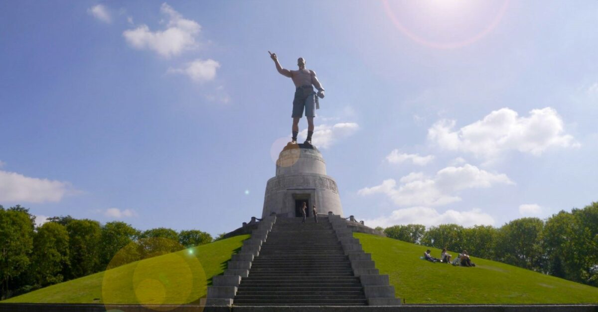 Постер документального фильма The Story of Technoviking с размытым лицом героя