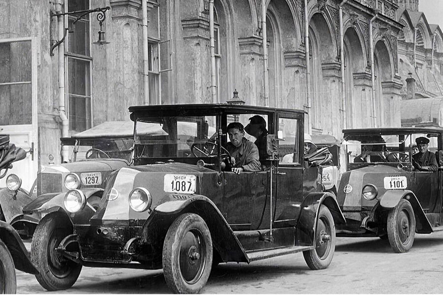 Такси Renault на московской улице, 1920-е годы