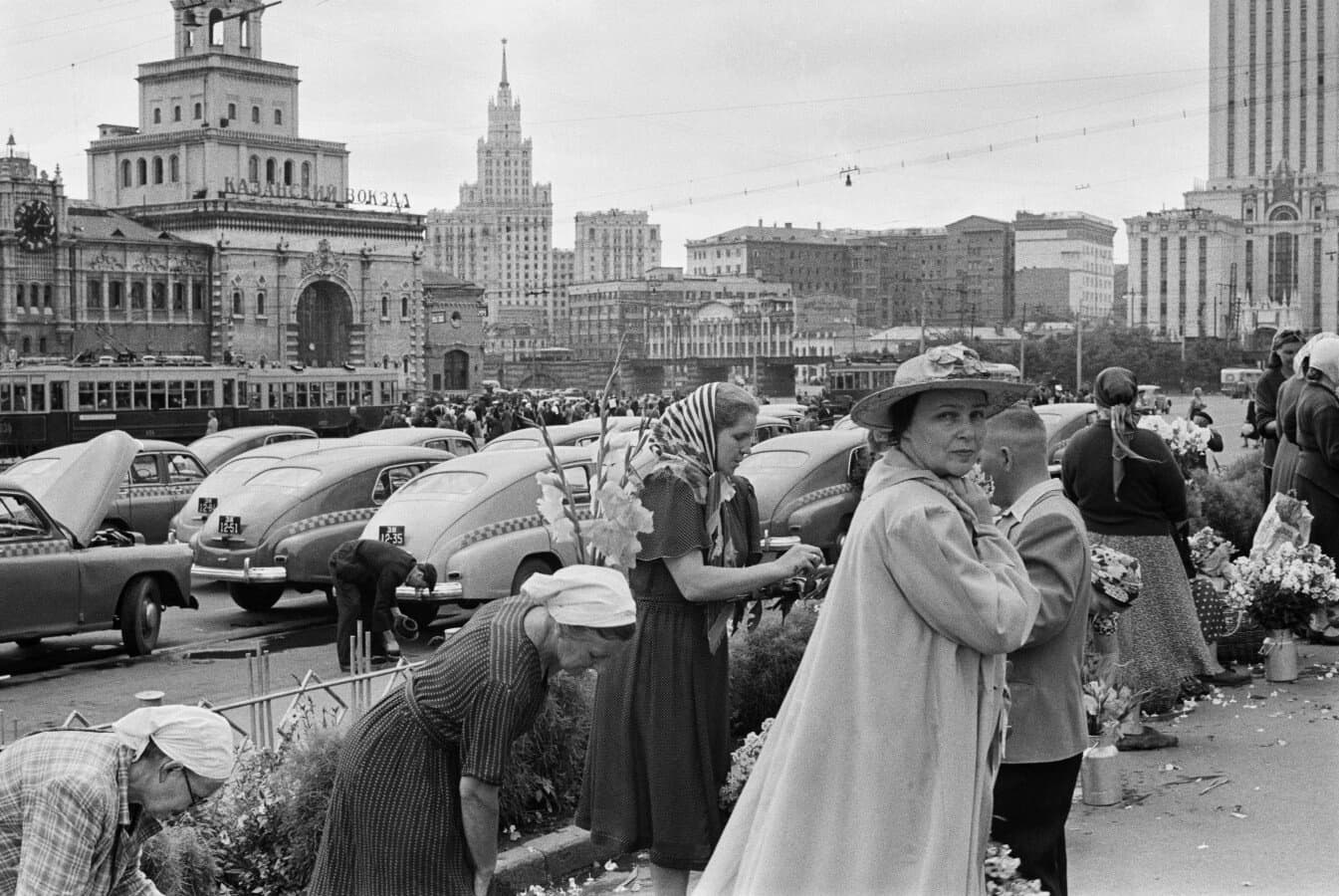 Такси М-20А «Победа» около Ленинградского вокзала в Москве, 1950-е годы