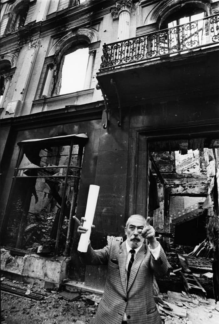 Вахтанг Кикабидзе среди руин Тбилиси &mdash; портрет работы Марка Штейнбока