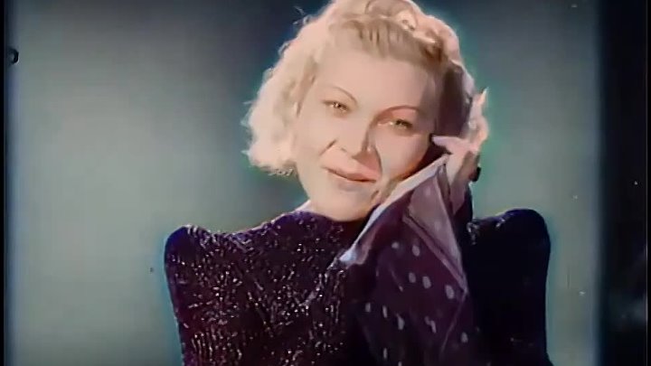 Клавдия Шульженко у микрофона, в руках синий платочек