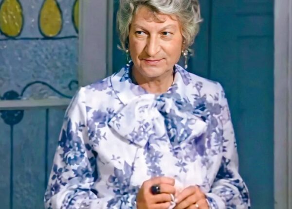 Мисс Эндрю, Клава и гардемарин в юбке: 10 советских актёров в женском образе