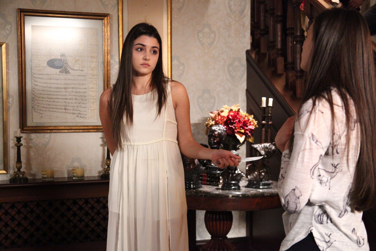 Ханде Эрчел в роли Селин Йылмаз из сериала Дочери Гюнеш