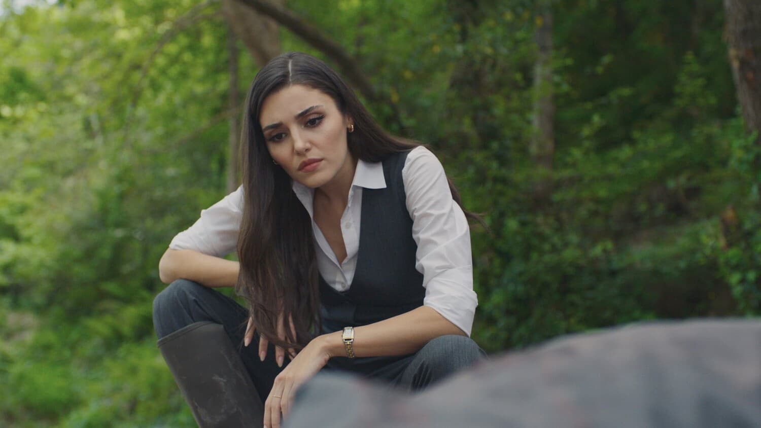 Ханде Эрчел в драматичной сцене из сериала Совершенно другой с Бураком Денизом