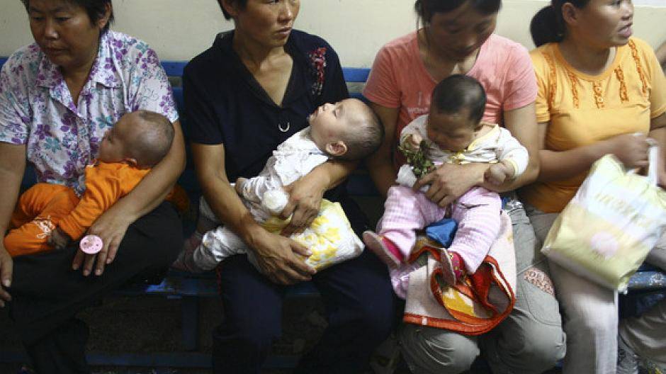 Родители с детьми в очереди в детскую больницу Пекин сентябрь 2008 год меламиновый скандал