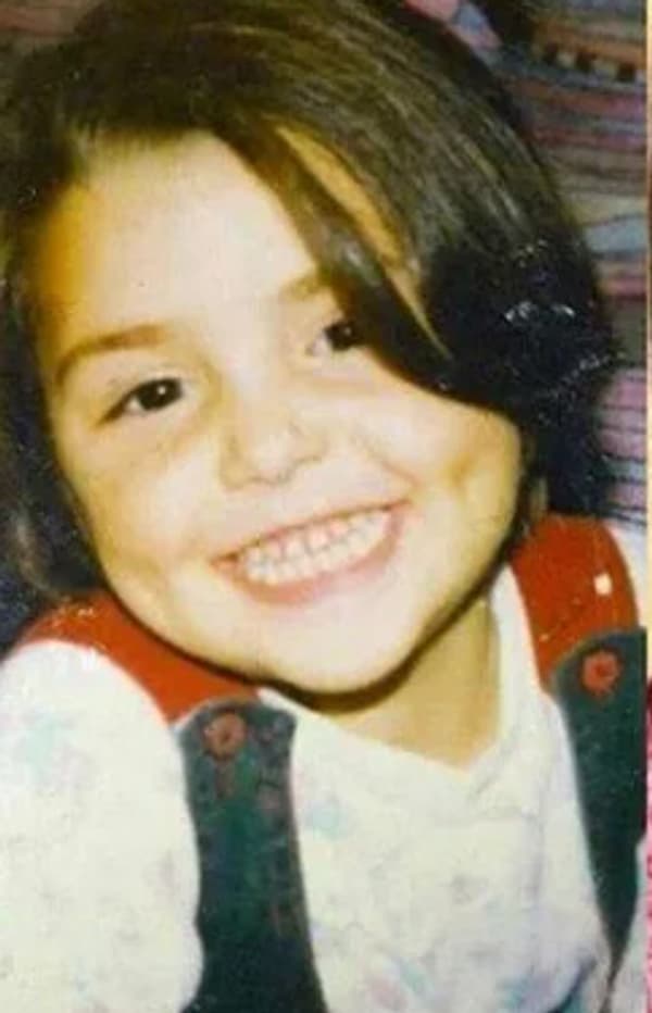 Маленькая Ханде Эрчел в детской одежде позирует на фотографии