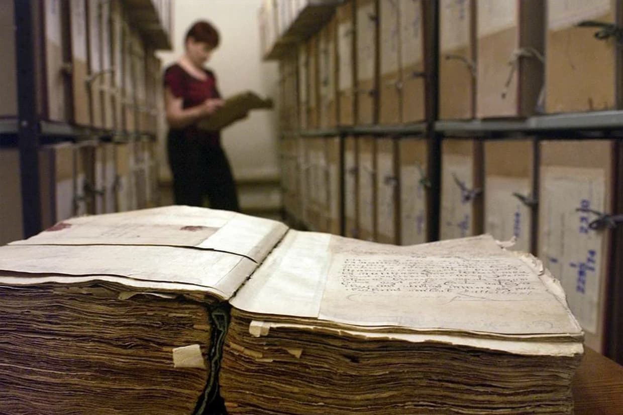 Засекреченные архивные документы с грифом секретно &mdash; папки, стеллажи, исторические хранилища