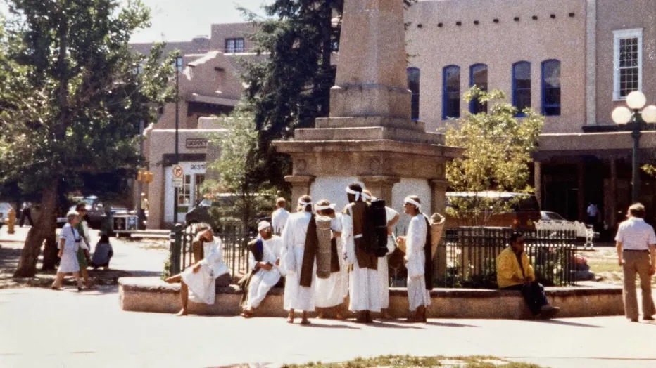 Последователи секты «Семья Христа» в белых балахонах — так выглядели люди, в руки которых попала семья Клоус