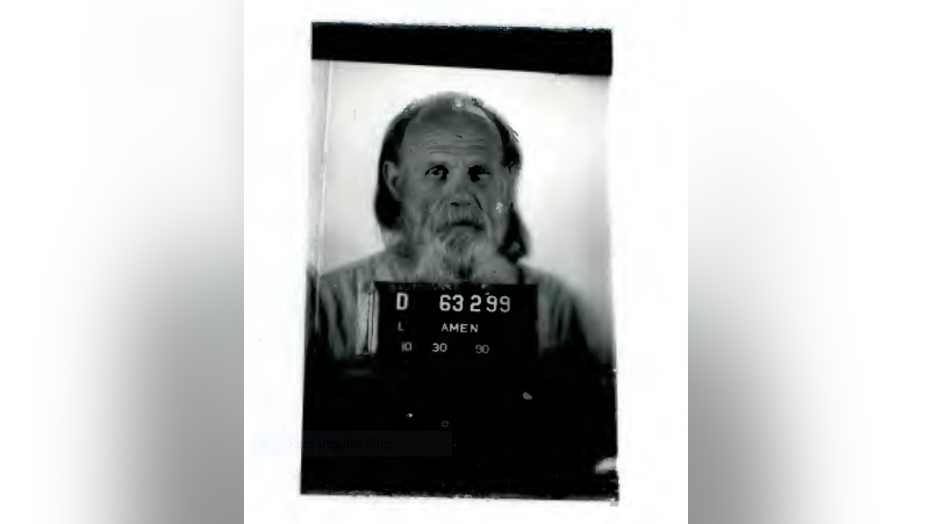 Полицейское фото Чарльза Макью по прозвищу Молния Аминь — лидера секты, подозреваемой в убийстве родителей Холли