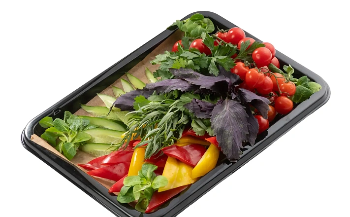 Ovoshchnoe plato tomaty cherri na vetke sladkiy perets ogurets svezhiy bakinskaya zelen bazilik kras