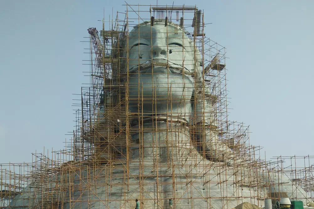 Строительство бюста Адийоги - леса