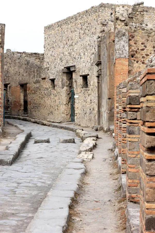Переулок Лупанаре в Помпеях &mdash; узкий проход, ведущий к единственному специализированному борделю города