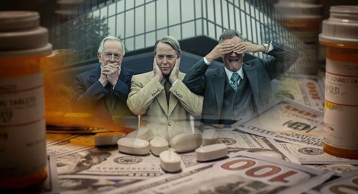 Протестующие у здания Purdue Pharma с плакатами против семьи Саклеров и опиоидного кризиса в США