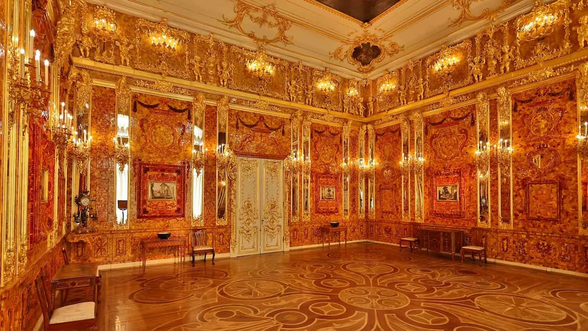 Воссозданная Янтарная комната в Екатерининском дворце Царского Села