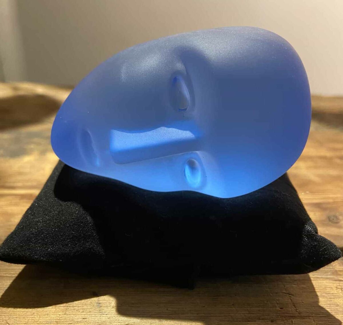 Стеклянная скульптура Бертила Валльена из серии Brains, посвящённой Каролине Олссон