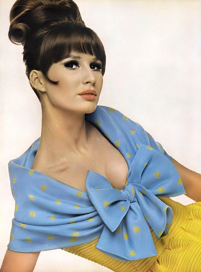 Бригитта Бауэр в платье Mademoiselle Ricci, фото Берта Стерна, Vogue, 1963