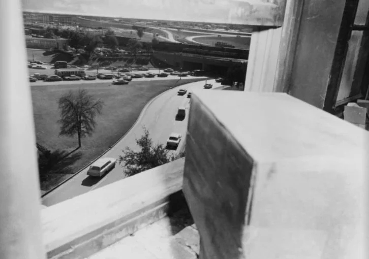 Вид из окна шестого этажа книгохранилища Техаса, откуда стрелял Ли Харви Освальд