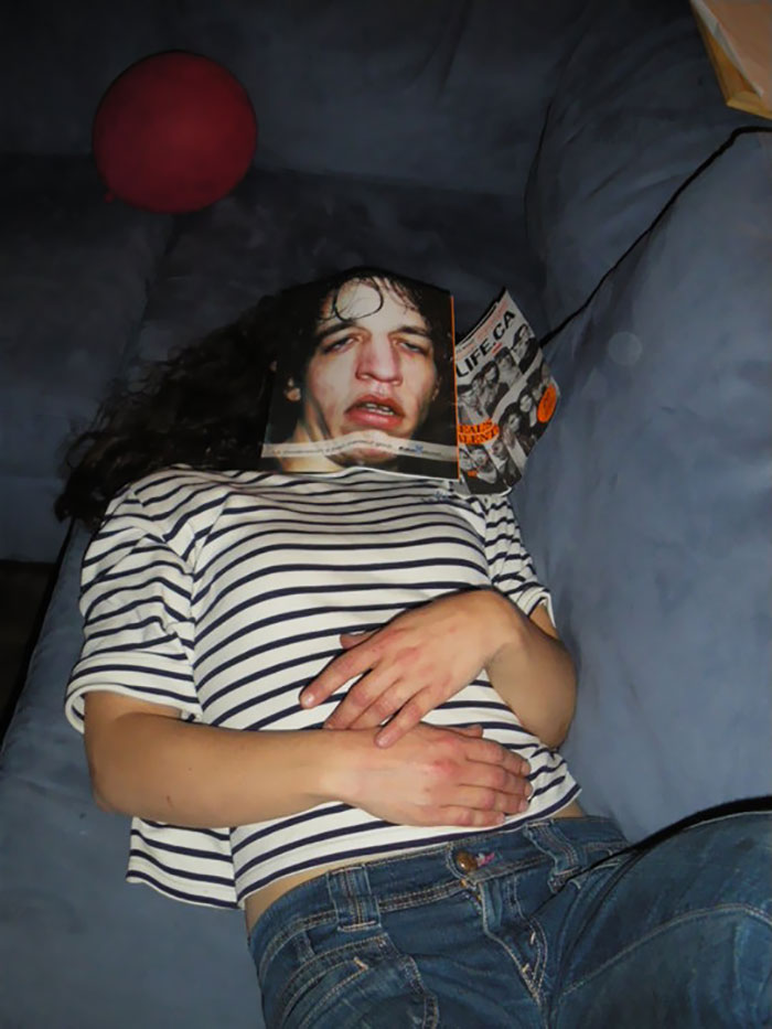 Девушка спит на диване с журналом на лице